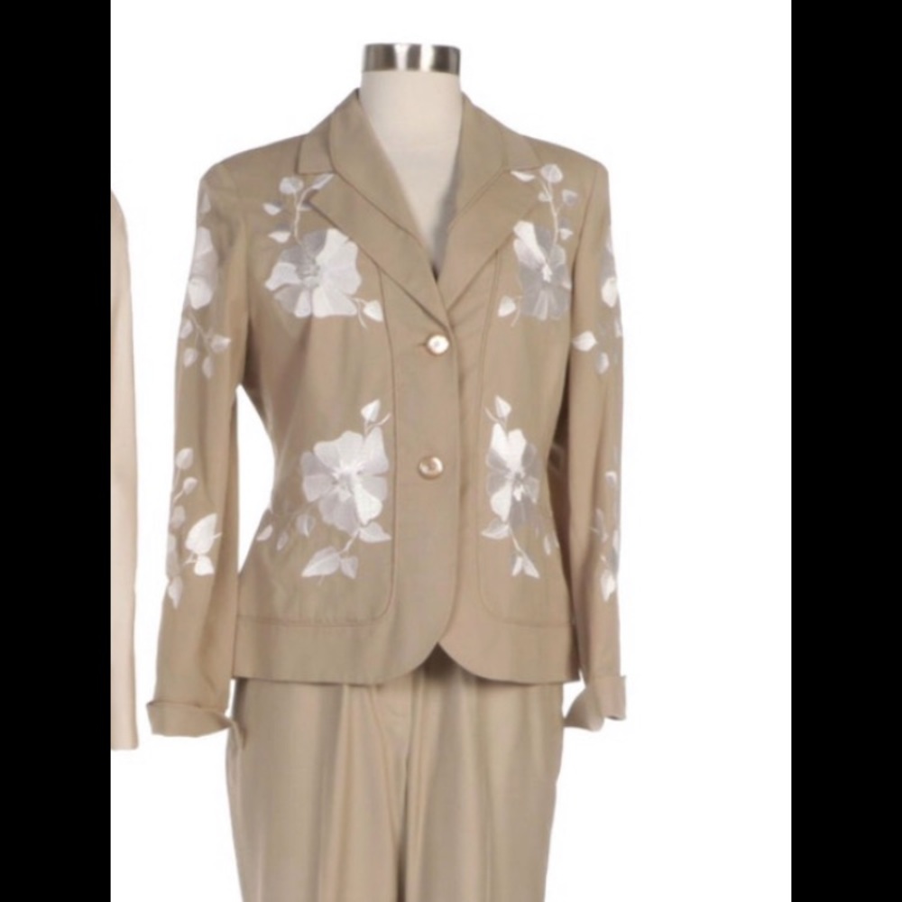 NWT Carlisle beige embroidered flattering suit.